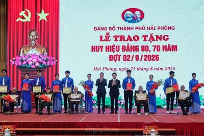 Mỗi cán bộ, đảng viên phải sống, làm việc, cống hiến xứng đáng với lịch sử vẻ vang của Đảng