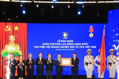 Hiệp hội Doanh nghiệp nhỏ và vừa Việt Nam đón nhận Huân chương lao động Hạng nhất