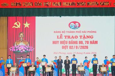 Thủ tướng Chính phủ Lê Minh Hưng dự Lễ trao tặng Huy hiệu Đảng tại Hải Phòng