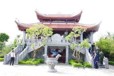 Chủ nhiệm Tổng cục Chính trị dâng hương tri ân Đại tướng Võ Nguyên Giáp, trao Huy hiệu 80 năm tuổi Đảng tại Quảng Trị