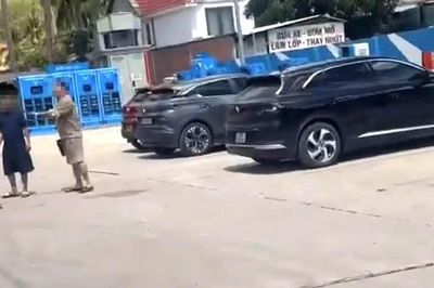 Công an vào cuộc vụ khách tố bị doạ, ép ăn cơm khi sạc xe điện