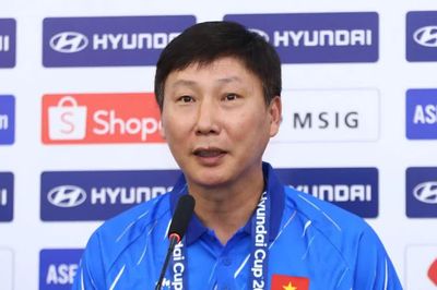 HLV Kim Sang-sik: Chỉ là chút lợi thế ở lượt đi, trong túi chúng ta chưa có gì cả....