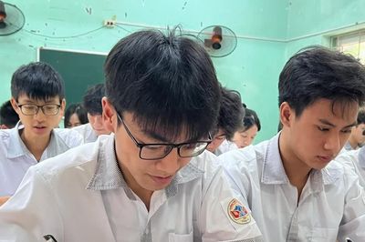 Trường học xoay xở thế nào khi bàn ghế 'không lớn' cùng học sinh?