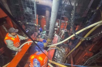 Tàu cá 16 thuyền viên gặp nạn trên biển Tây Nam, khoang máy ngập sâu 2m