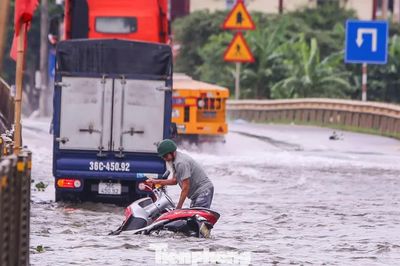 Quốc lộ 1A đoạn qua Thanh Hóa bị ngập, nhiều xe chết máy khi cố vượt