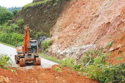 Hàng nghìn khối đất đá sạt lở khiến quốc lộ 48 bị chia cắt