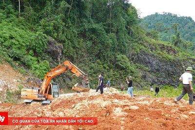 Quốc lộ 48 thông tuyến sau nhiều giờ bị đất đá sạt lở vùi lấp