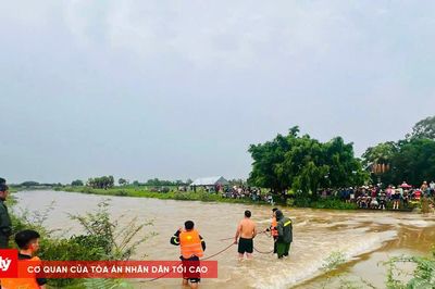 Người đàn ông bị lũ cuốn