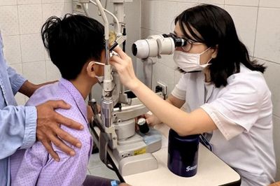Đứng xem câu cá, bé trai 13 tuổi bị lưỡi sắt xuyên thủng mắt