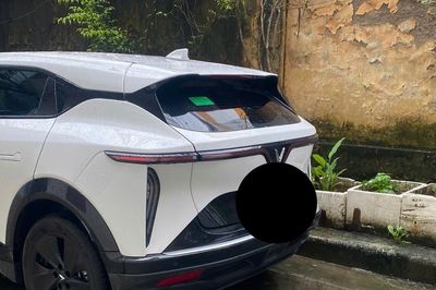 Nam sinh viên tố bị người đàn ông đi ô tô đấm, tát khi trú mưa ở Hà Nội