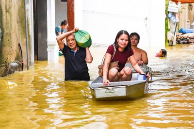 Nước lũ bao vây khu dân cư, người Bắc Ninh phải dùng thuyền đi lại