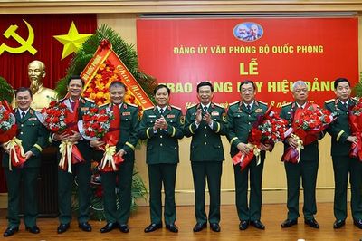 5 Thứ trưởng Bộ Quốc phòng nhận Huy hiệu 35 năm tuổi Đảng