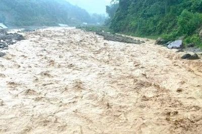 Lũ ập về như thác đổ, hàng trăm hộ gia đình tại Nghệ An bị cô lập
