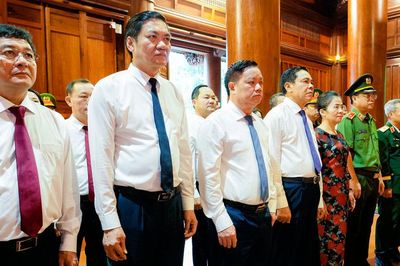 Lãnh đạo tỉnh Nghệ An dâng hoa, dâng hương tưởng niệm Chủ tịch Hồ Chí Minh