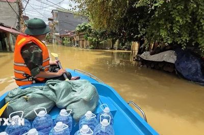 Lực lượng vũ trang xuyên đêm giúp dân khắc phục hậu quả mưa lũ tại Lạng Sơn