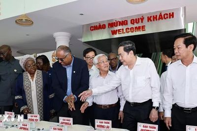 Hai Chủ tịch Quốc hội Việt Nam và Côte d'Ivoire thăm, làm việc tại Công ty Nông nghiệp công nghệ cao Trung An