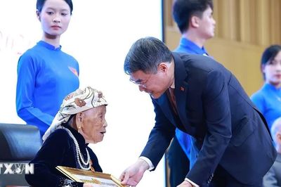 Thủ tướng trao tặng huy hiệu Đảng tặng các đảng viên lão thành tại Hải Phòng
