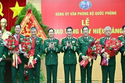 Trao Huy hiệu 35 năm tuổi Đảng tặng 5 Thứ trưởng Bộ Quốc phòng