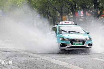 Trung Quốc nâng mức cảnh báo khi các cơn bão đang áp sát