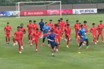 Nhật ký ASEAN Cup 2026 ngày 25/8: HLV Kim Sang Sik tính phương án mới cho chung kết lượt về