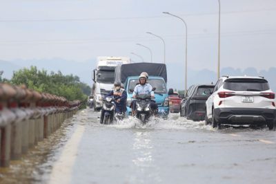 Nước sông dâng cao, nhiều vùng ngoại thành Hà Nội ngập úng