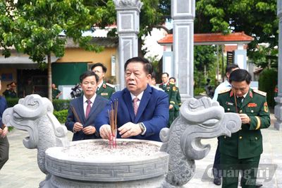 Đại tướng Nguyễn Trọng Nghĩa dâng hương tưởng niệm Đại tướng Võ Nguyên Giáp
