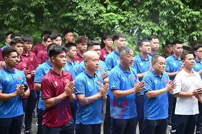 Đội tuyển U20 Việt Nam dâng hương tưởng niệm các Vua Hùng
