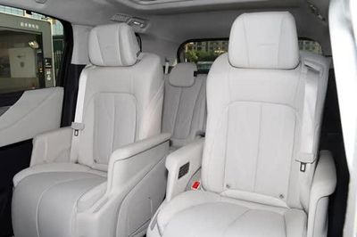 Xe MPV dài hơn 5,2 mét, nội thất sang chảnh, giá gần 1 tỷ đồng