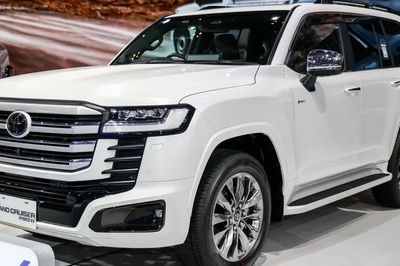 Hé lộ ngày Toyota Land Cruiser hybrid ra mắt, đại lý báo giá chênh tới 900 triệu đồng