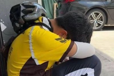 Cậu bé 14 tuổi nói 'học không giỏi thì đi giao đồ ăn', người cha làm một việc không ai ngờ