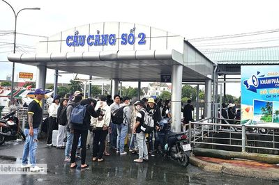 Gió cấp 5, sóng cao 2m, tàu phà đi Phú Quốc ngưng hoạt động