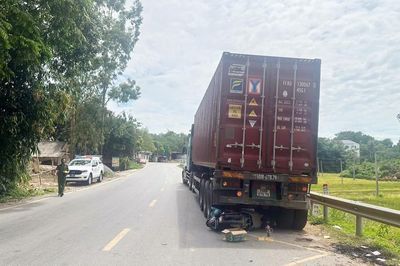 Lùi xe đầu kéo bất cẩn khiến 1 phụ nữ tử vong