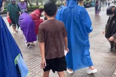Người dân Hải Phòng nhao ra đường dưới cơn mưa 'vồ cá như trẩy hội'