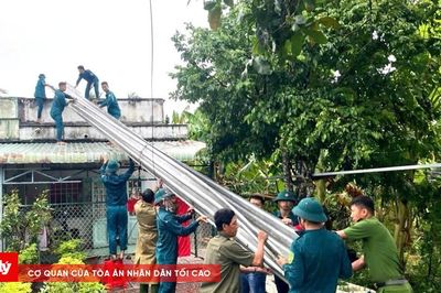 Công an xã Hiệp Hưng giúp dân khắc phục hậu quả thiên tai