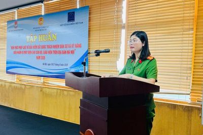 Trang bị pháp luật bảo hiểm và kỹ năng lái xe máy điện cho giáo viên