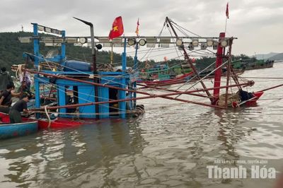 Ảnh hưởng bão số 4, một tàu cá ở phường Nghi Sơn bị chìm