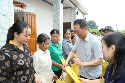 Phó Bí thư Tỉnh ủy Trịnh Tuấn Sinh thăm hỏi tình hình đời sống người dân vùng lũ Vân Du