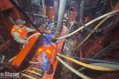 Tàu cá chở 16 người bị phá nước, nguy cơ chìm ở vùng biển Phú Quốc