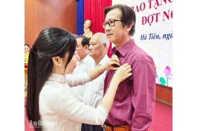 Hà Tiên trao Huy hiệu Đảng cho 72 đảng viên