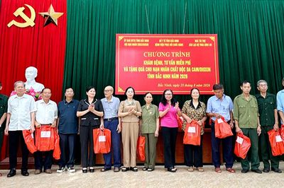 Bắc Ninh: Trao tặng 100 suất quà và khám bệnh miễn phí cho nạn nhân da cam