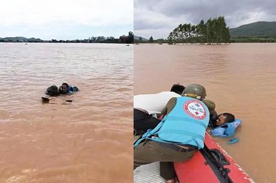 Bắc Ninh: Cứu sống người dân bị lật thuyền trong vùng lũ