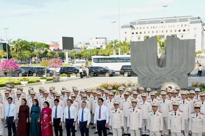 Đoàn lãnh đạo thành phố Đà Nẵng dâng hoa, dâng hương tưởng niệm các anh hùng liệt sĩ