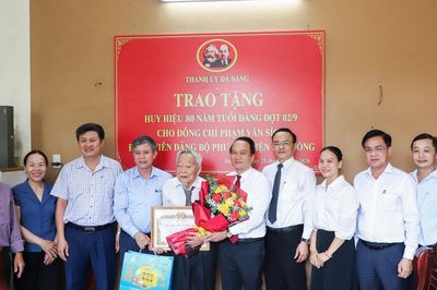 Phó Bí thư Thành ủy, Chủ tịch Ủy ban MTTQ Việt Nam thành phố Nguyễn Đình Vĩnh trao Huy hiệu 80 năm tuổi Đảng