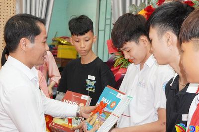 500 học sinh xã Sơn Cẩm Hà được tặng sách giáo khoa năm học 2026 - 2027
