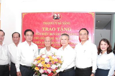 Chủ tịch HĐND thành phố Đà Nẵng Nguyễn Đức Dũng trao Huy hiệu 80 năm tuổi Đảng cho 3 đảng viên lão thành