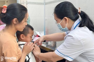 Tập trung rà soát và tiêm bù vaccine cho trẻ