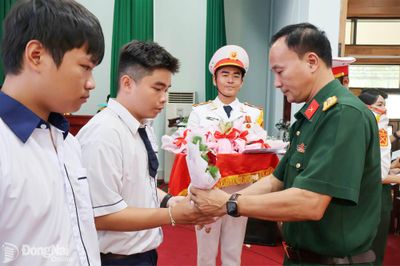 Tuyên dương thí sinh trúng tuyển vào các trường quân đội năm 2026
