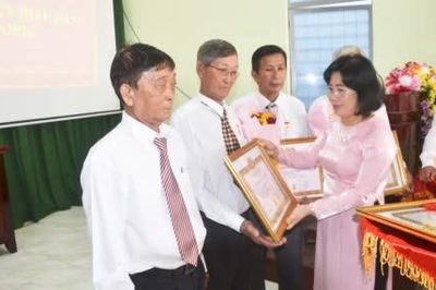 Đồng chí Phạm Thị Mai Tiên trao Huy hiệu Đảng tại xã Mỹ Tịnh An
