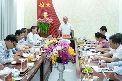 Phó Bí thư Thường trực Tỉnh ủy Rah Lan Chung làm việc với Ban Thường vụ Đảng ủy phường Quy Nhơn Tây