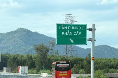 Khi nào ô tô được dừng ở làn khẩn cấp trên cao tốc?